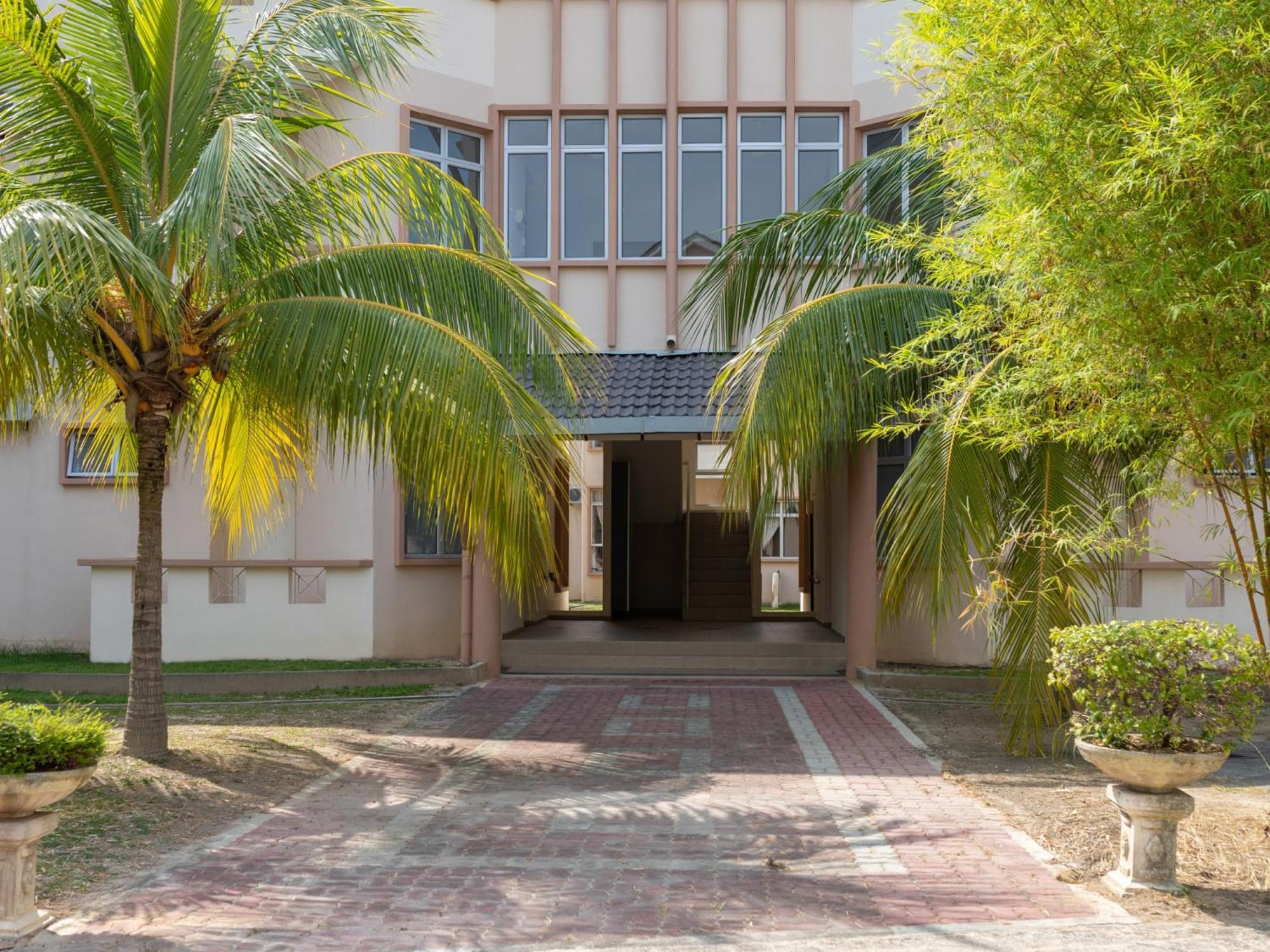 Seri Bayu Resort Hotel Sungai Pelek Exterior photo