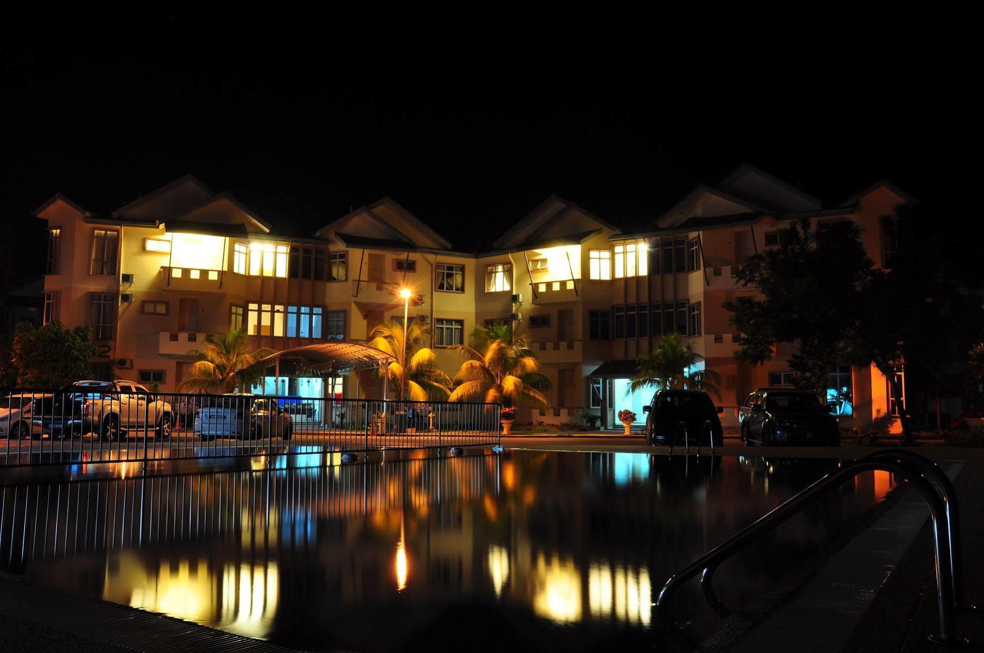 Seri Bayu Resort Hotel Sungai Pelek Exterior photo